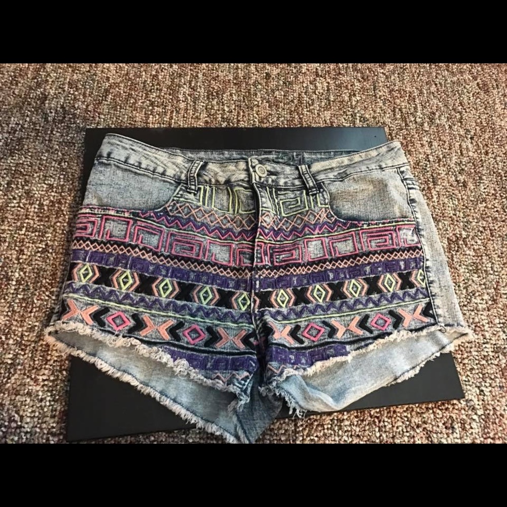 Rue 21 size 9/10 high wasted aztec shorts
